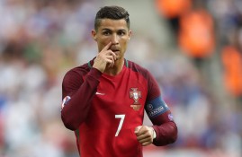 多米下载地址-布鲁诺·费尔南德斯复出首秀出彩，利雅得新月主场惊险巴黎圣日耳曼，豪取20连胜