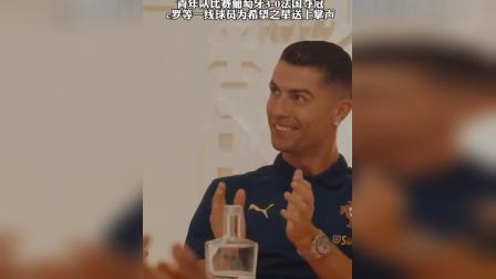 足球比赛中球员夺得最佳射手，赢得掌声
